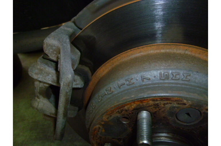 車検時にアドバイスしていた部品です リヤブレーキパッドの交換を実施しました もうすぐセンサーからキー音が出るところでしたね ホンダ ステップワゴン Rk1 茨城 守谷 車検 点検 修理 整備 車販売 守谷で案内する車検や修理などに関する情報をブログから紹介