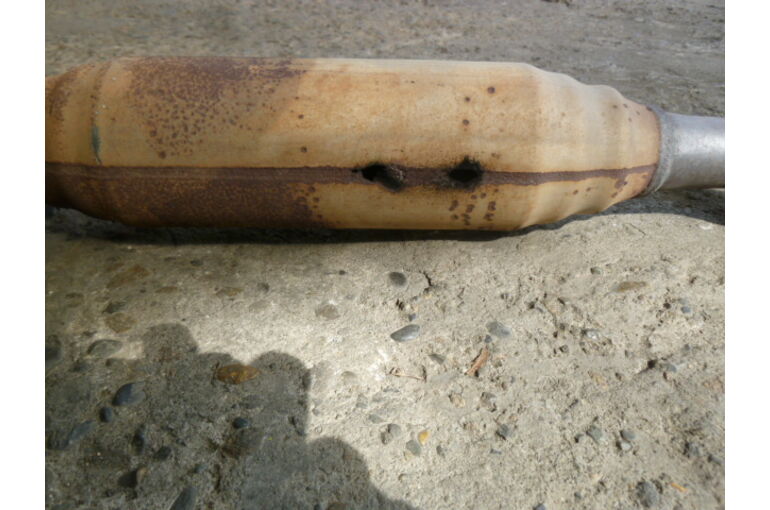 エンジンをかけたらボーボーと音がしています マフラーに劣化と錆による大きな穴が空いていました スズキ キャリー Da63t 茨城 守谷 車検 点検 修理 整備 車販売 守谷で案内する車検や修理などに関する情報をブログから紹介いたします