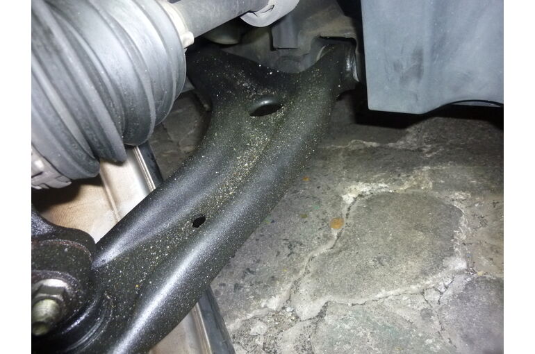 右前のロアアームがオイルでびっしょりです。ショックアブソーバーの漏れが原因でした。 マツダ デミオ（DEJFS） 茨城 守谷 車検 点検 修理 整備 中古車 守谷で案内する車検や修理などに