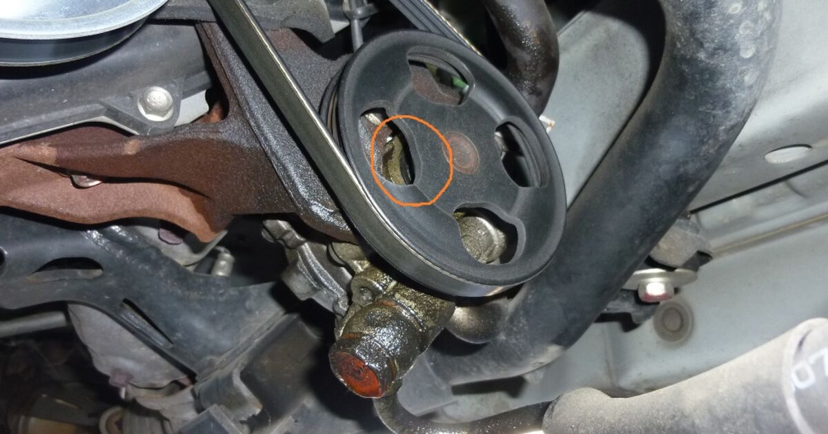 ハンドル操作を軽くしているパワーステアリング装置のポンプからオイル