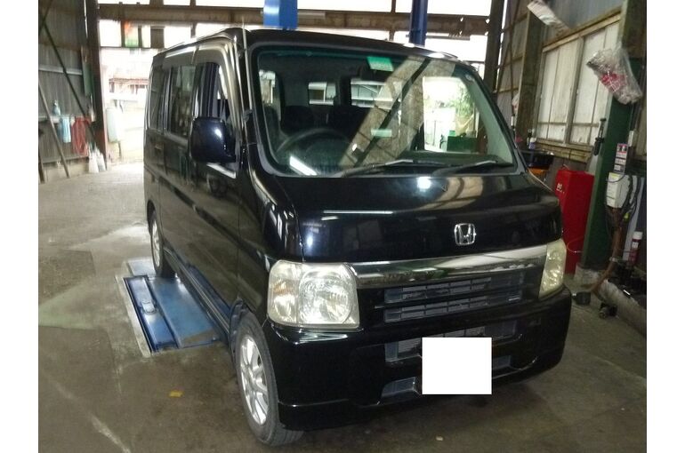 車検でお預かりしたバモスのオイル漏れと段差でのギュ音の修理を実施