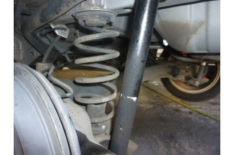 車検でご入庫のN－BOXです。左後ろのショックアブソーバーに