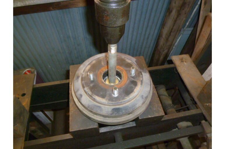 走行中にもウォンウォン音がしていたと思われます リフトアップしてタイヤを回したらゴー音が スズキ ワゴンr Mh21s 茨城 守谷 車検 点検 整備 中古車 守谷で案内する車検や修理などに関する情報をブログから紹介いたします